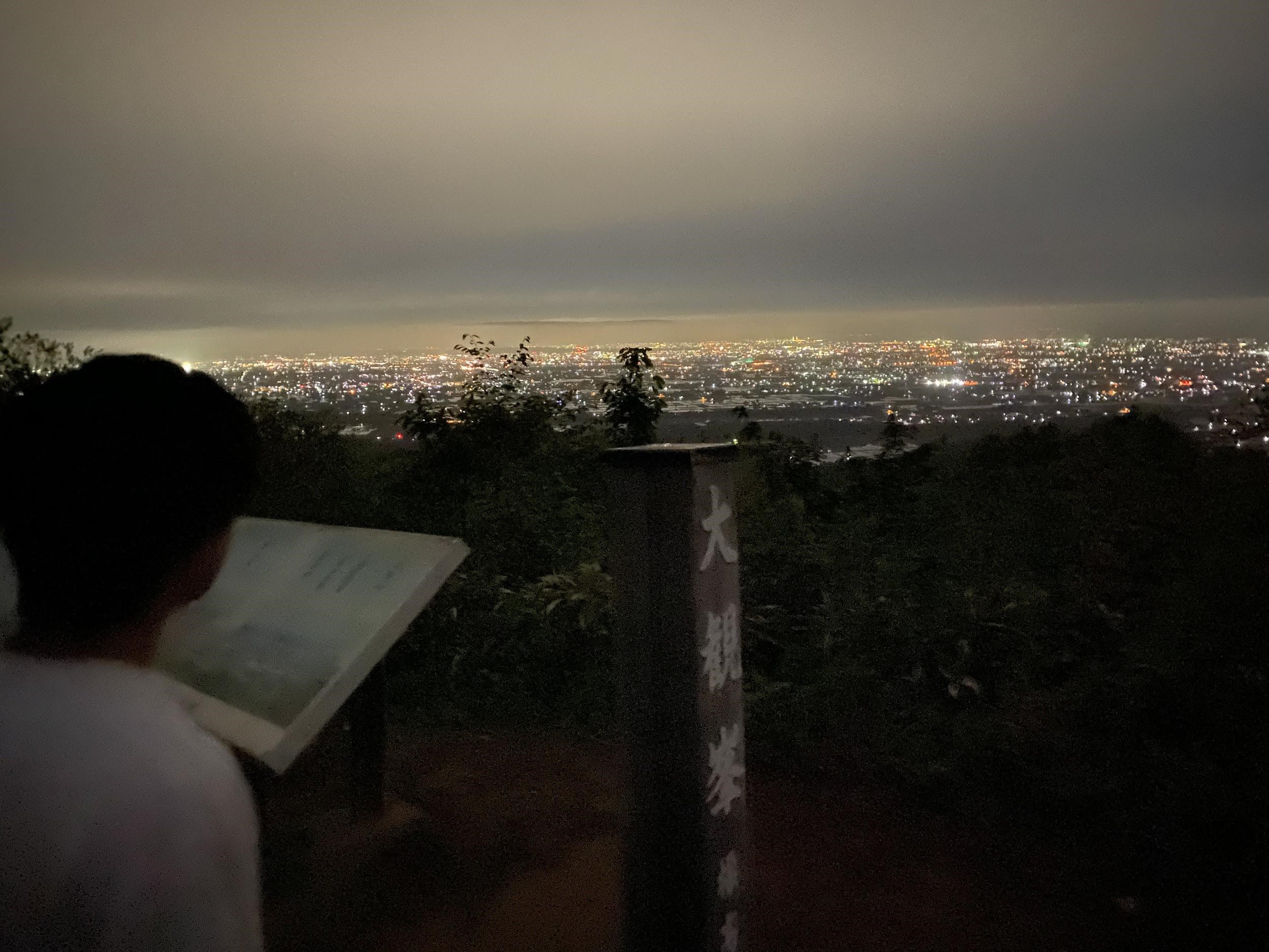 次男と立山町大観峯頂上からの富山平野の夜景