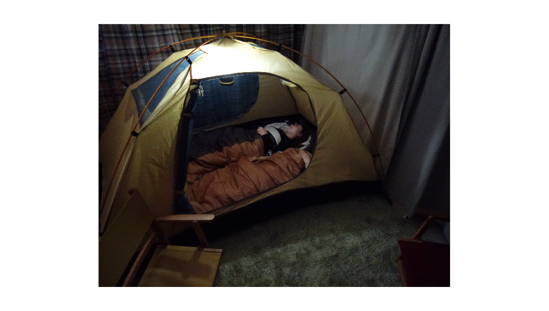 テントの中にいつも使っている布団を持ち込んで眠っているところの写真