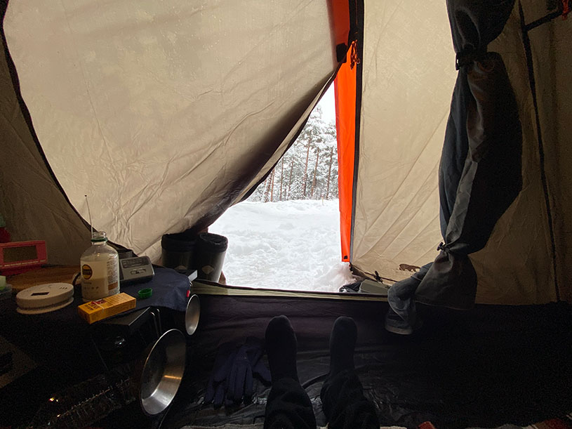 テント内側から外を眺める
