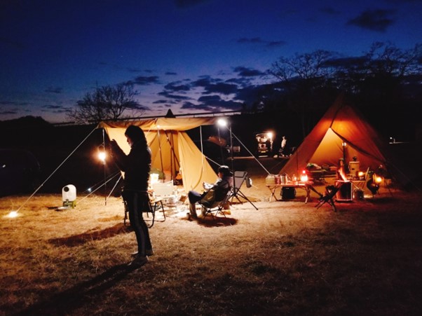 夜のキャンプの写真