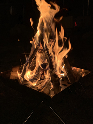 写真：焚火台で燃えている火