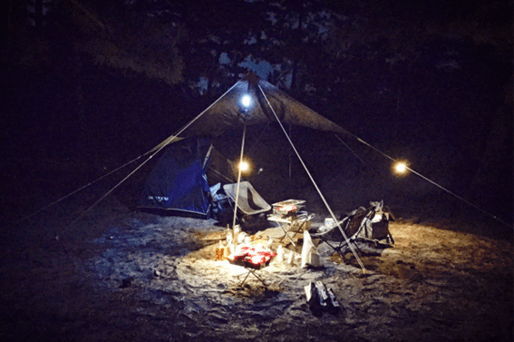 夜のキャンプの様子