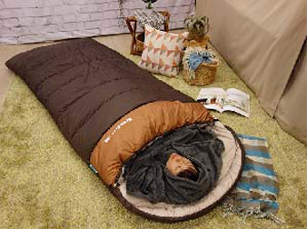 首まわりの隙間をロングボアフリースで埋めて寝ている人の写真