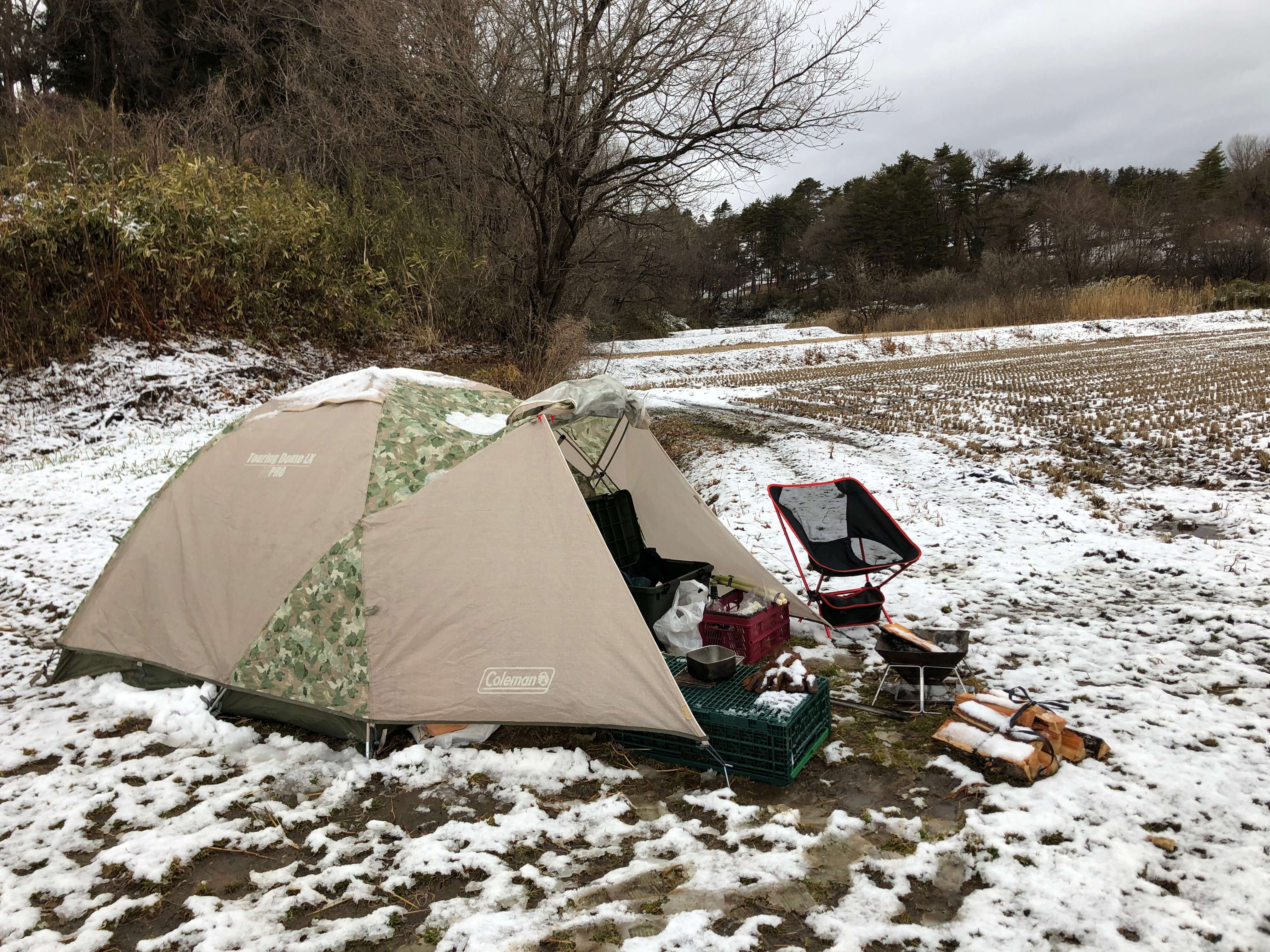 テント周りにうっすら雪が積もっている様子