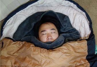 首まわりの隙間をロングボアフリースで埋めて寝ている人の写真