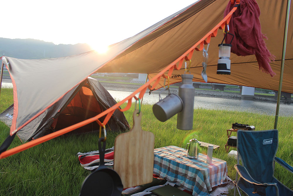 朝のキャンプ場の写真