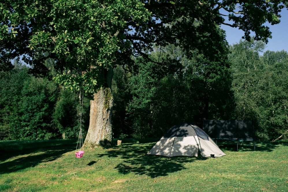 キャンプ場とテントの写真