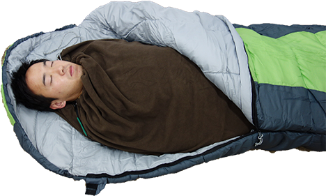 寝袋の中にインナーフリースを入れて寝ている人の写真