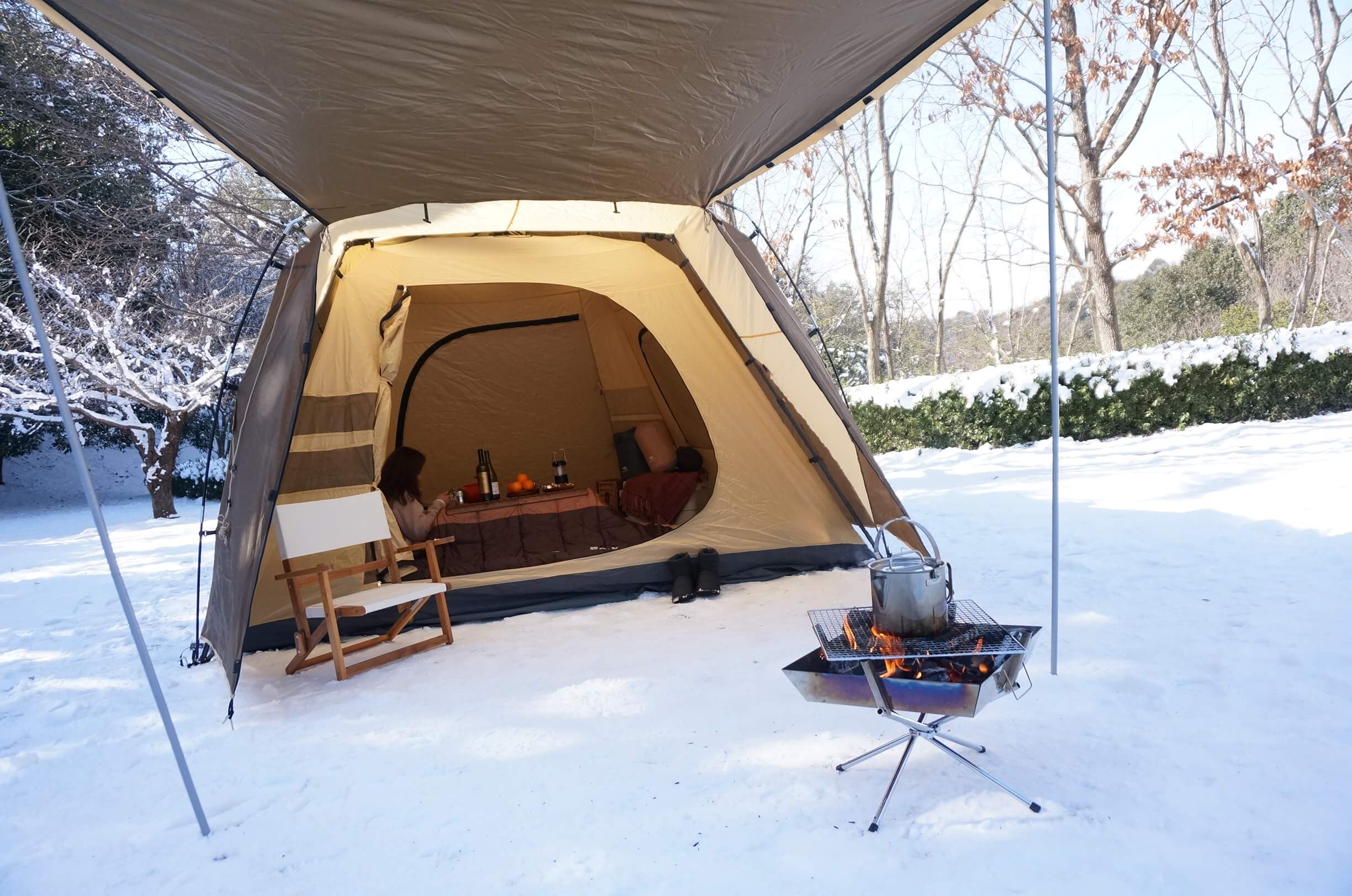 雪の中に張られたテントの写真