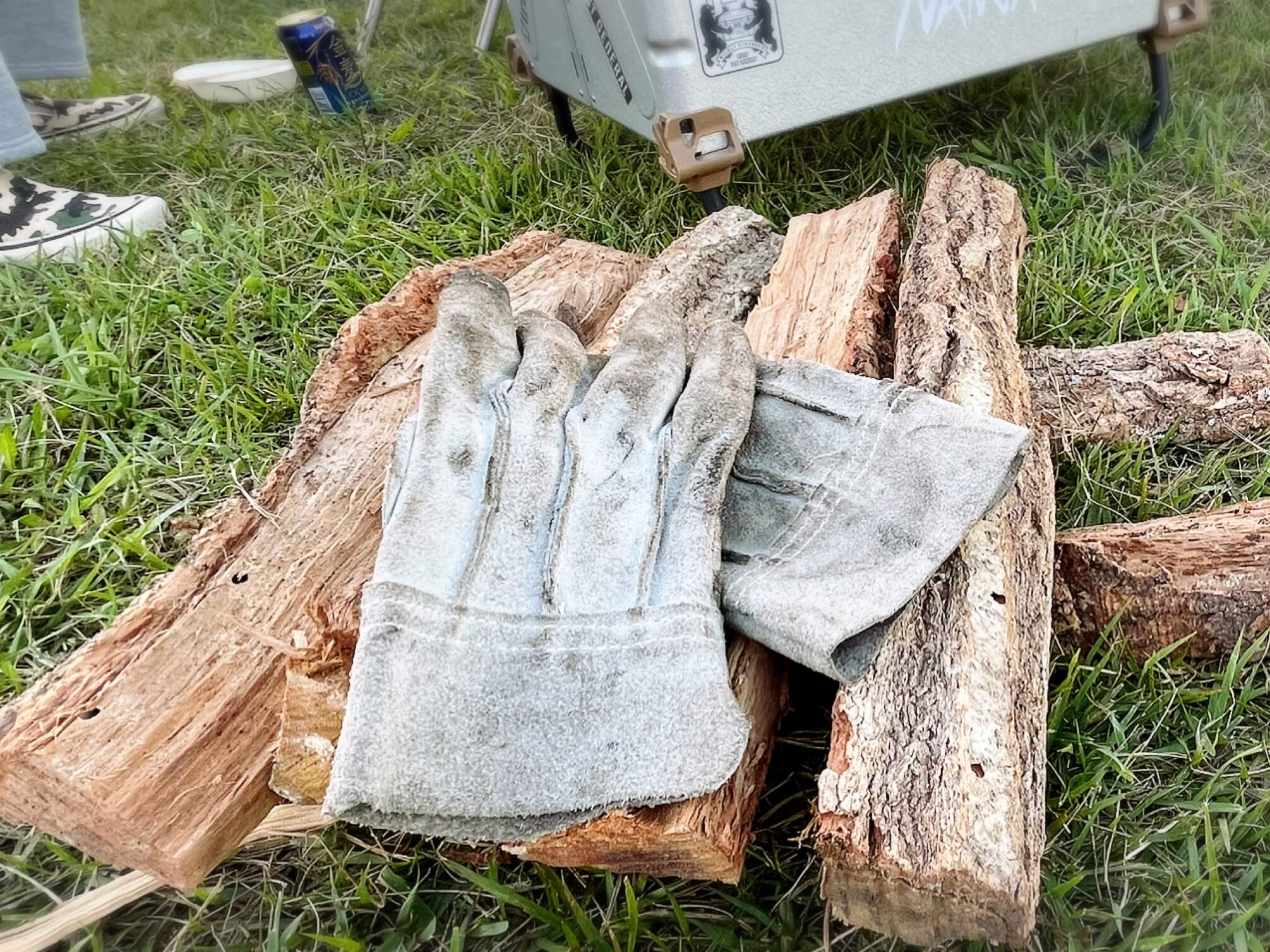 薪と皮手袋の写真