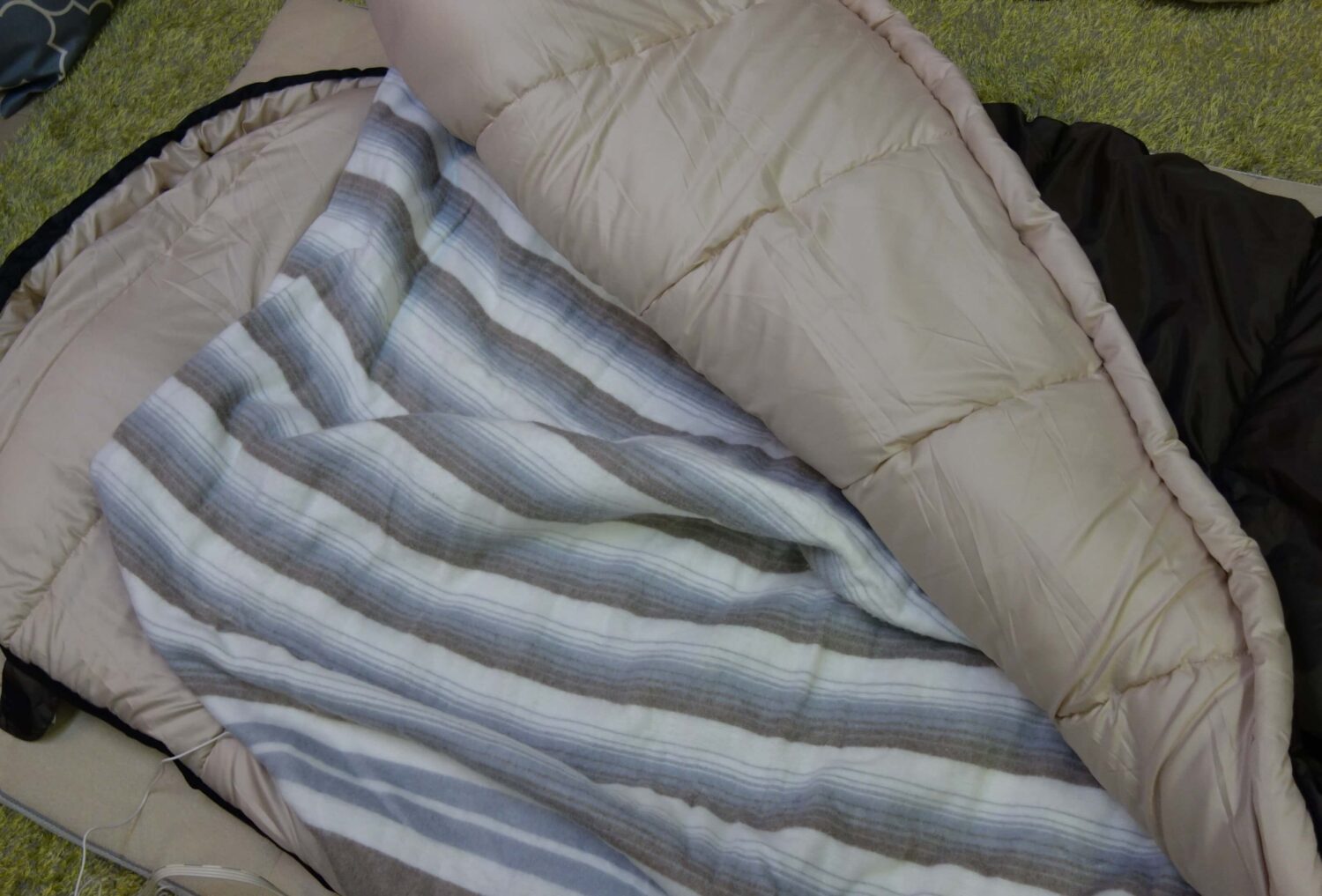 封筒型寝袋と電気毛布を併用