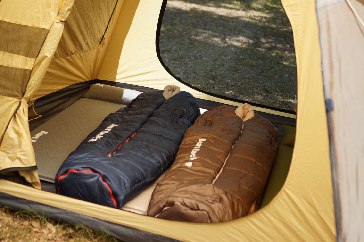 テントと寝袋の写真