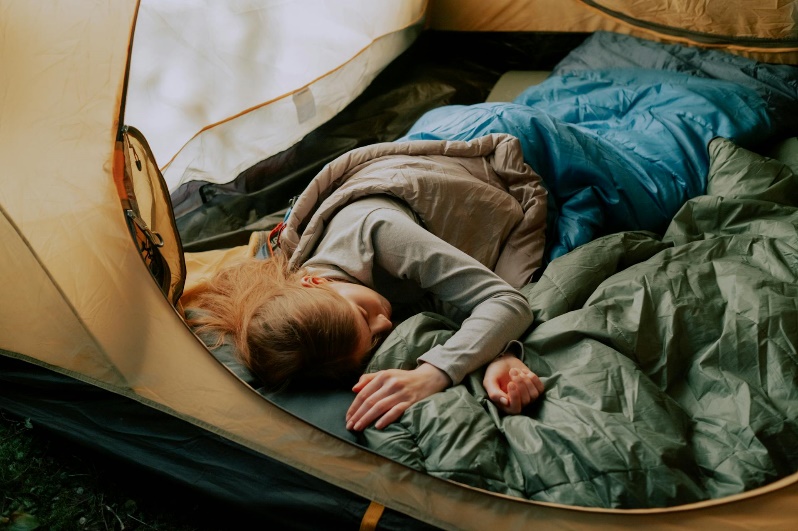 テントで眠っている人の写真