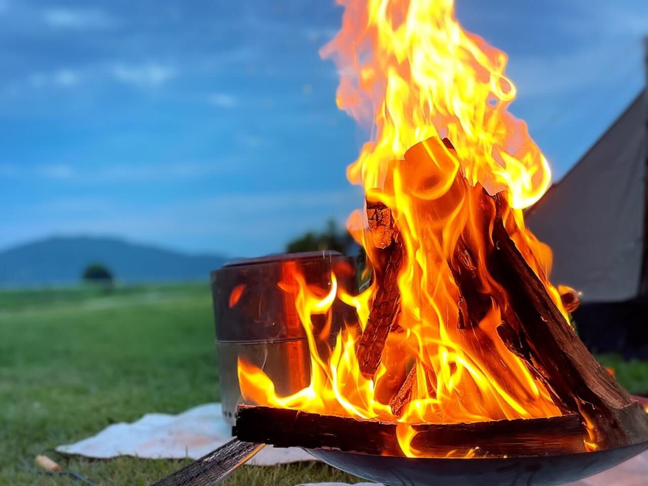 燃え上がる焚き火の写真