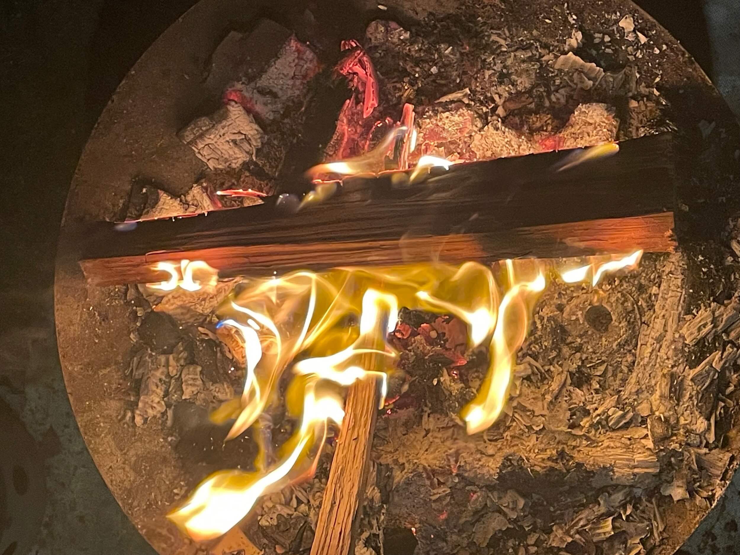 燃えている薪の写真