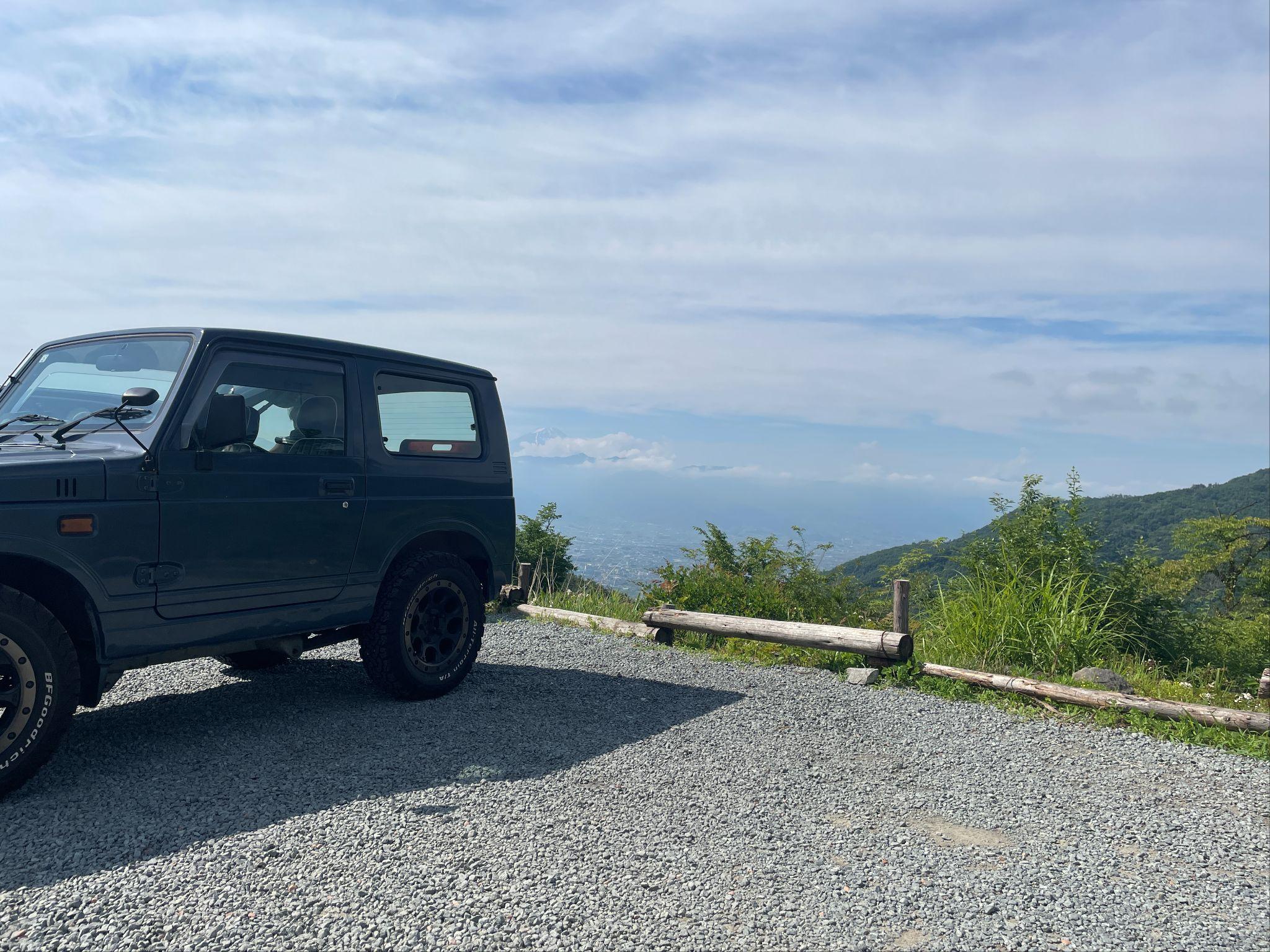 標高の高い場所に停めた車の写真