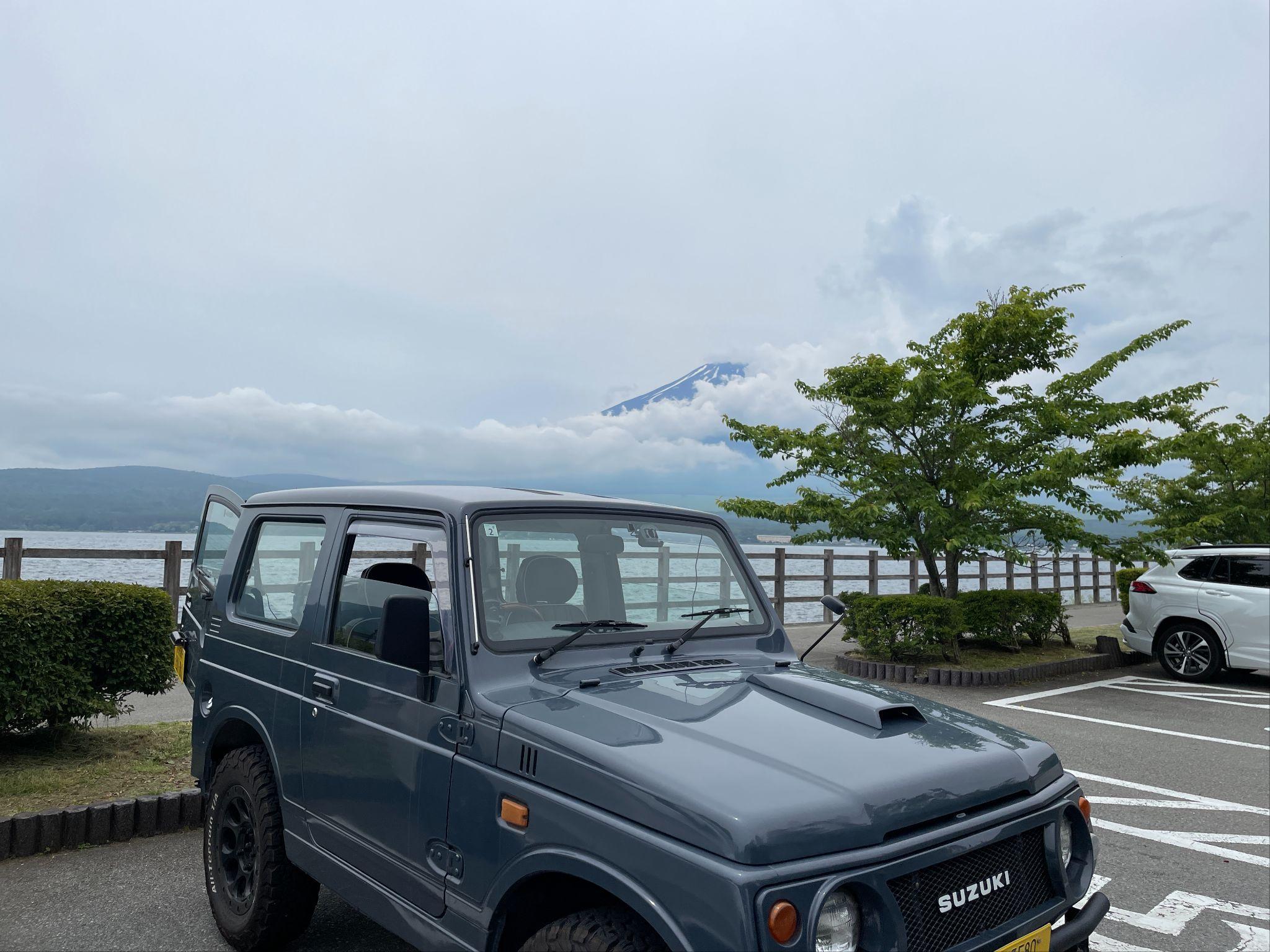 日向のアスファルトの上に停めた車