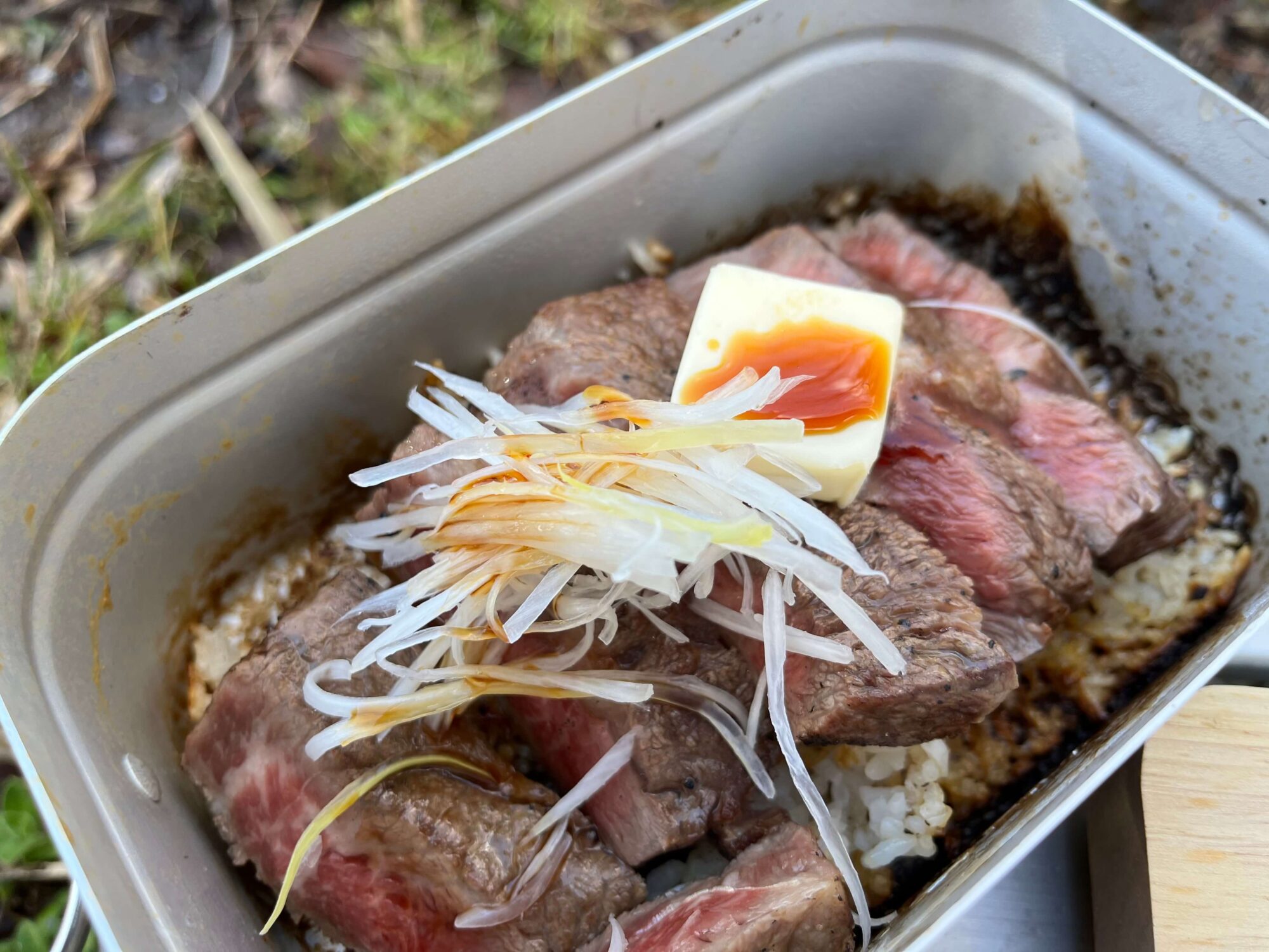 完成したステーキ丼の写真