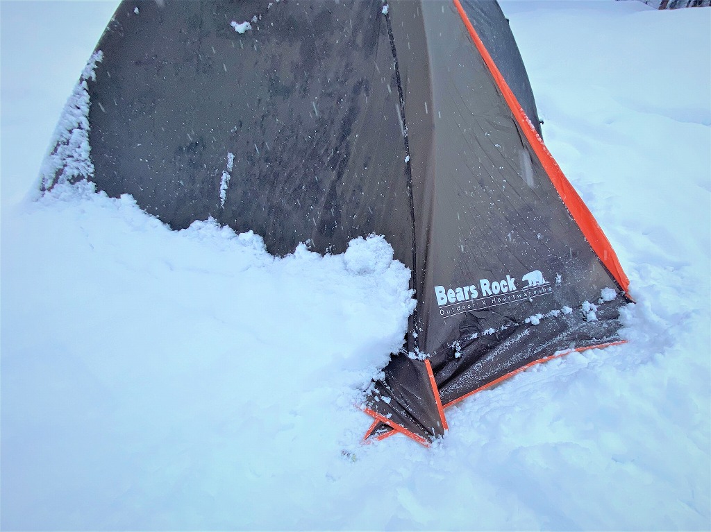 雪中キャンプでスカート付きテントを使用している様子