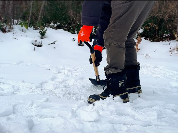 雪を踏み固めてサイトを作る様子