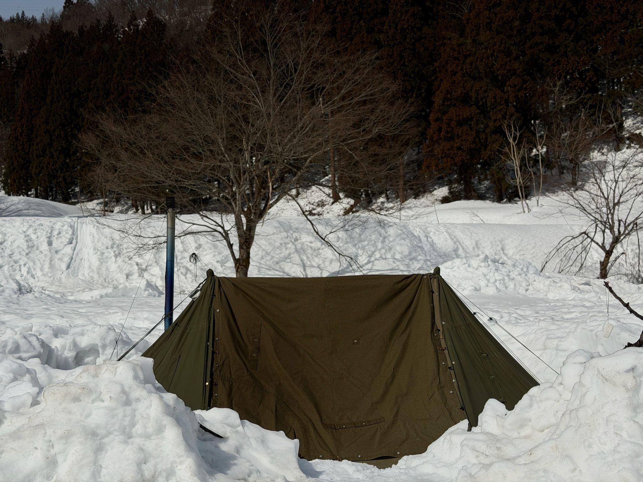新潟県十日町市の雪中キャンプで設営した軍幕テント